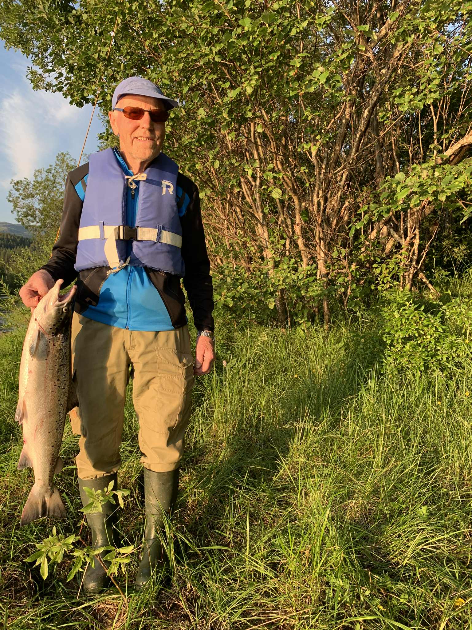 Nils M. med fanget laks ved Kirkesnes