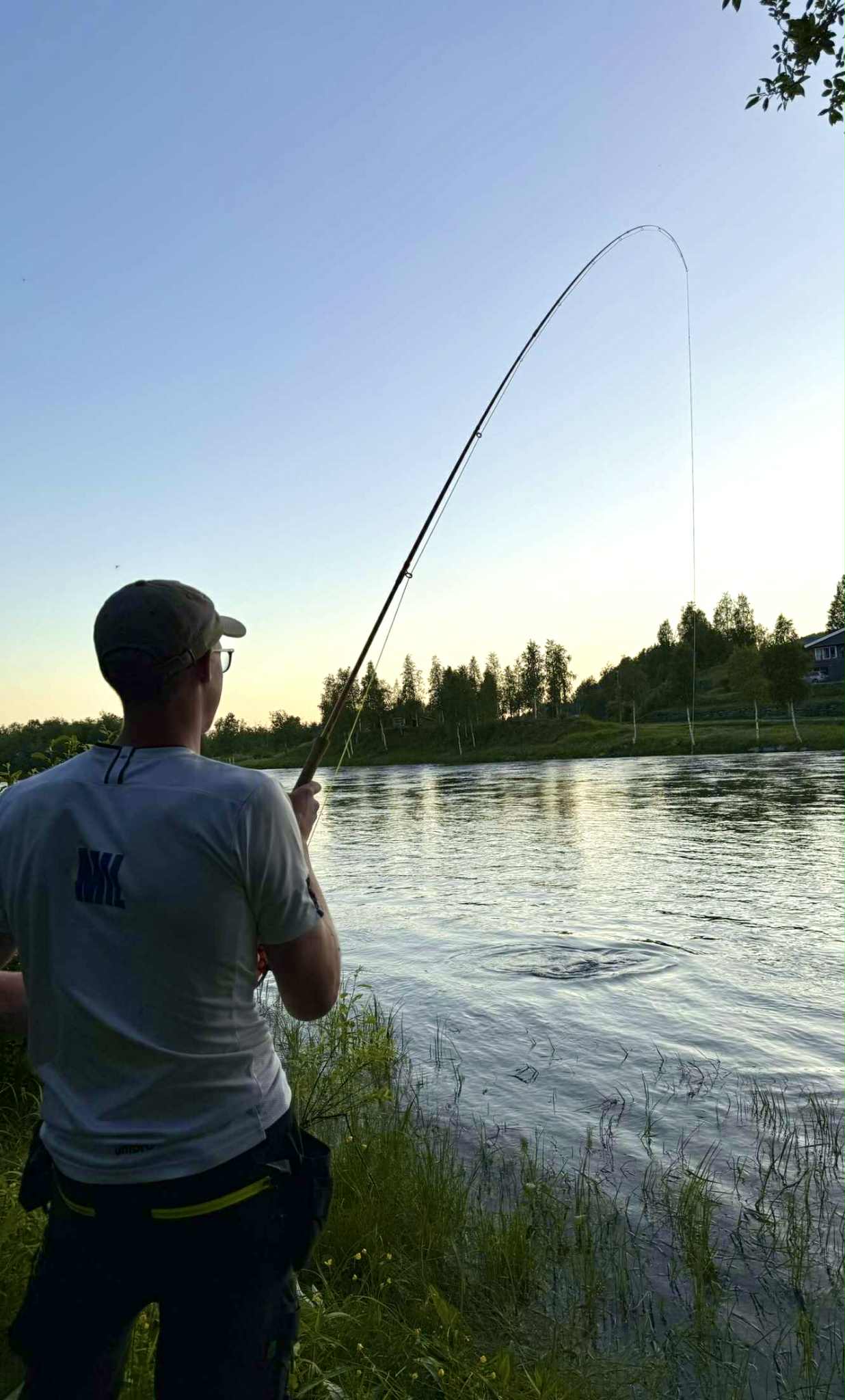 Sportsfisker kjører laks i Målselva