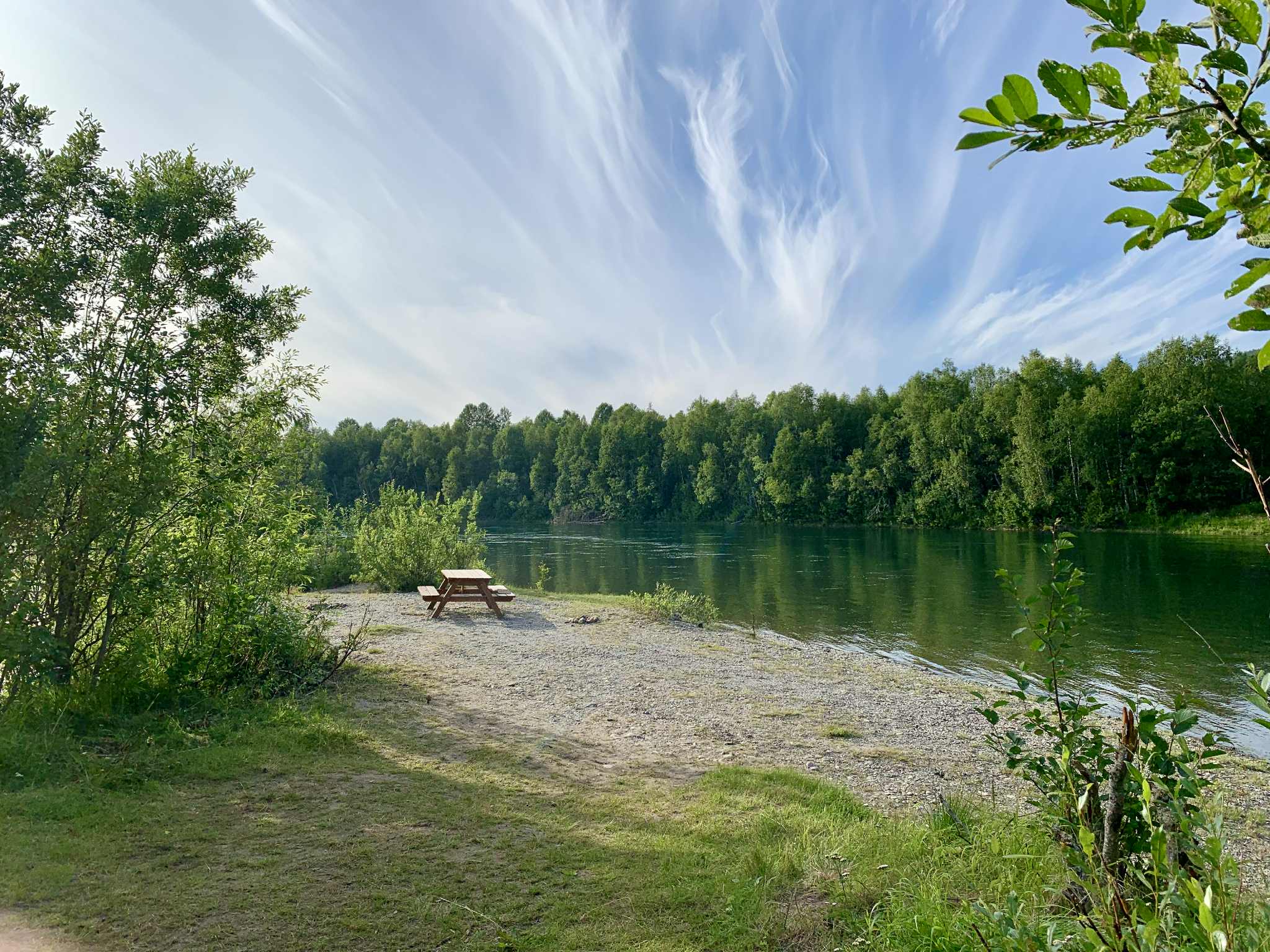 Benk ved Tvillingnesøra i Målselva – laksefiskeområde